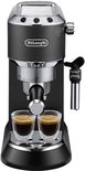 Zwarte De'Longhi Dedica Style pistonmachine met twee glazen espresso, inclusief melkopschuimer.