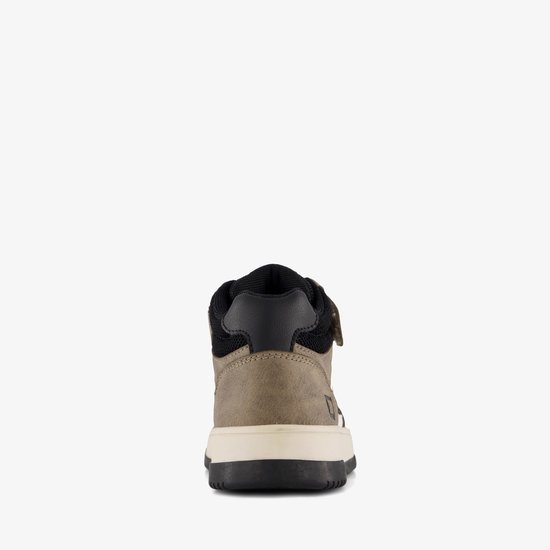 Achterkant van bruine hoge sneaker met zwarte kraag.