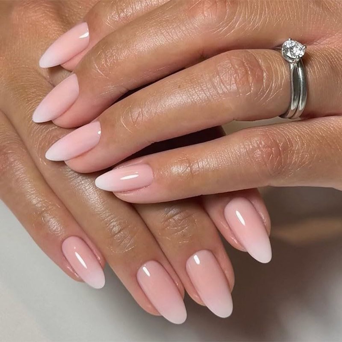 On Nails, Press On Nails Frosted Chai Glazed Medium Almond Nude Ombré Kunstnagels 30PCS Salonkwaliteit