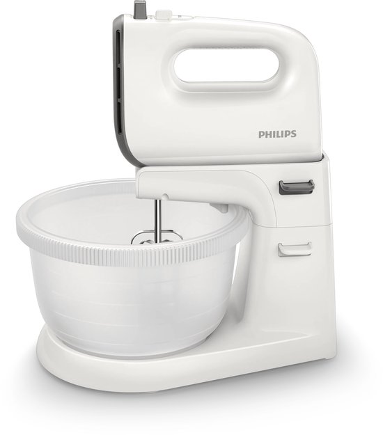 Een witte Philips handmixer met grijze bovenkant, geplaatst in een draaiende witte kom.