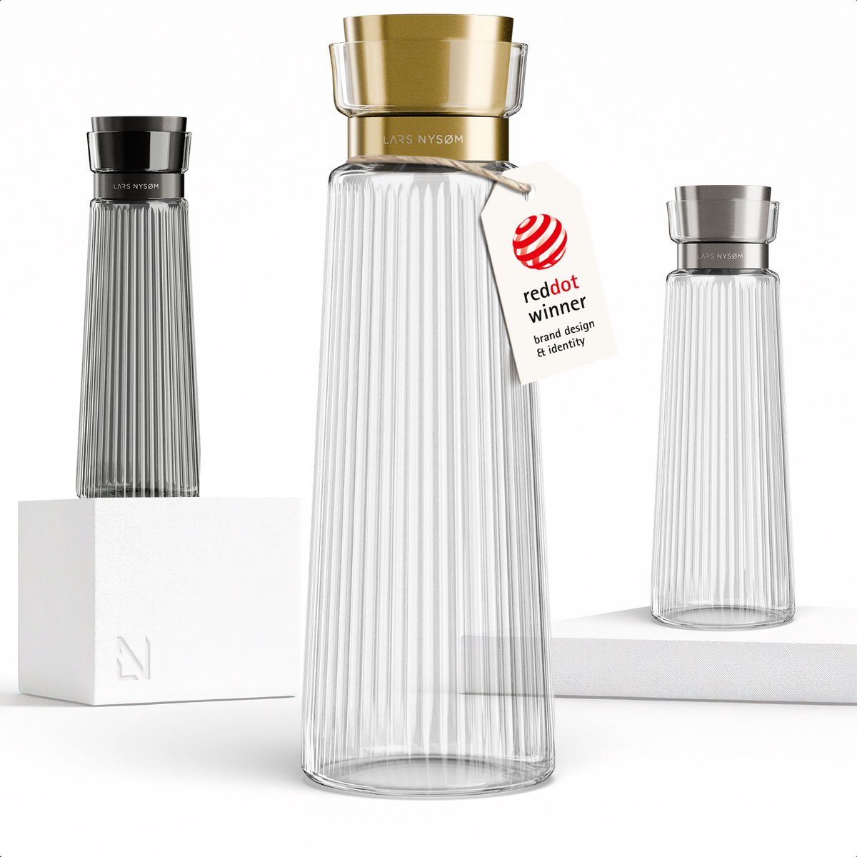 LARS NYSØM Bækvand Waterkaraf 1,5L met Roestvrijstalen Deksel & Zeef - Elegante Glazen Karaf & Schenkkan voor Sap, Thee & Limonade - Vaatwasmachinebestendig (Pure/Brushed Gold)