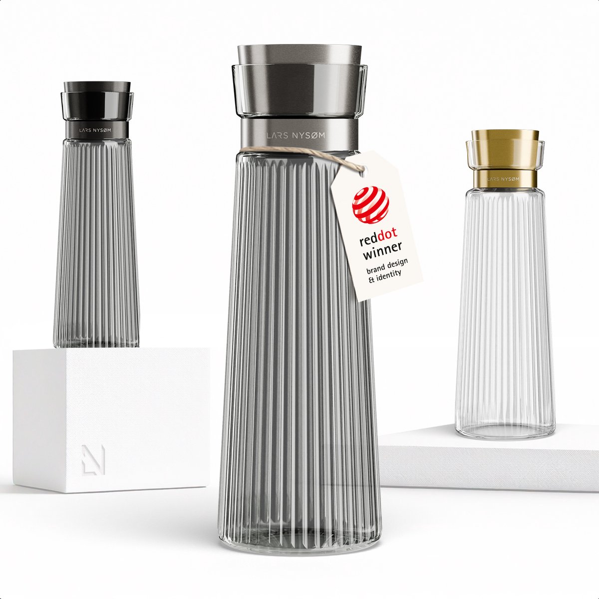 LARS NYSØM Bækvand Waterkaraf 1L met Roestvrijstalen Deksel & Zeef - Elegante Glazen Karaf & Schenkkan voor Sap, Thee & Limonade - Vaatwasmachinebestendig (Graphite/Stainless Steel)