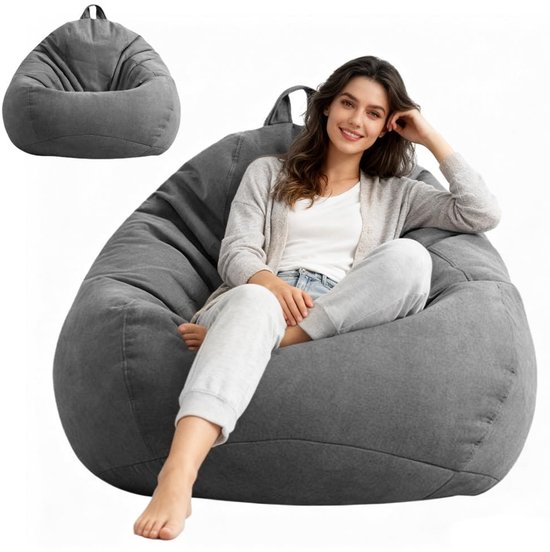 Vrouw zit in een grote grijze zitzak, gekleed in een vest en loungebroek. Kleinere zitzak ernaast.