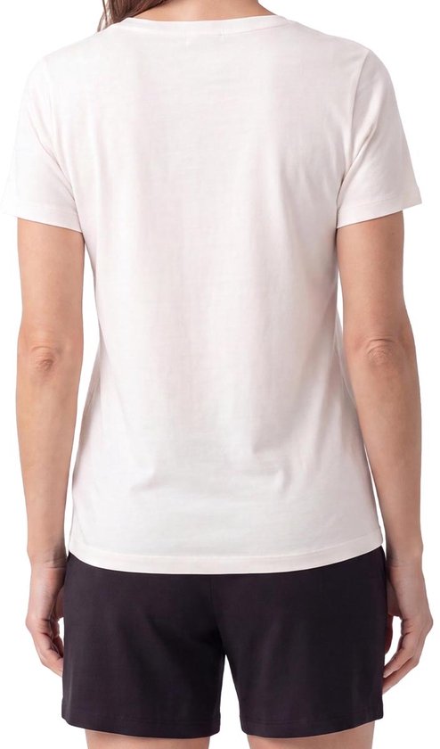 Achterkant van een beige T-shirt en zwarte short op een model.