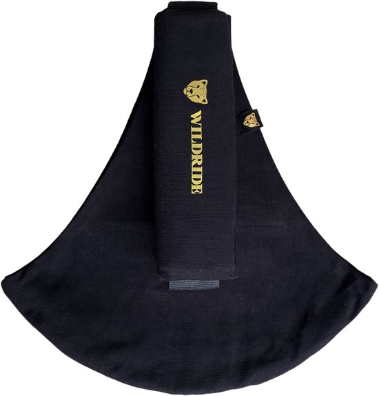 Zwarte Wildride draagzak met goudkleurig logo op de opgerolde band.