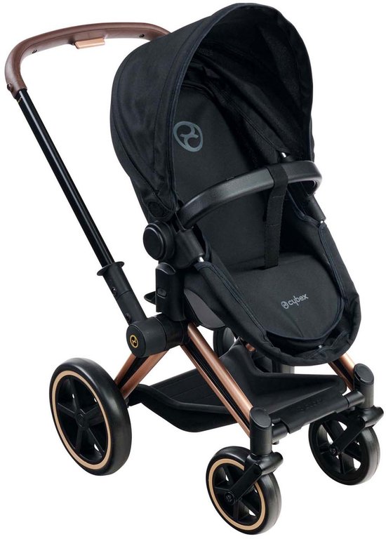 Zwarte poppenwagen met bruin handvat, koperkleurig frame en zitting.