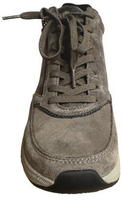 Voorkant van grijze suède damessneakers met vetersluiting en zwarte bies.