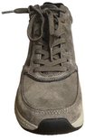 Voorkant van grijze suède damessneakers met vetersluiting en zwarte bies.