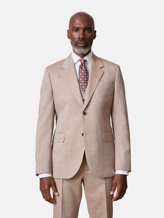 Een man draagt een beige, nauwsluitend Signature Nova Fides colbert van 100% Italiaanse wol.