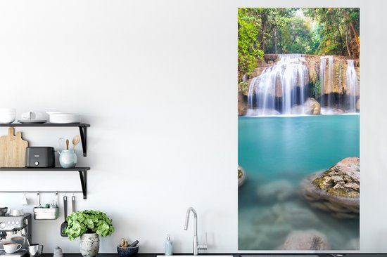 Affiche Roches couvertes de mousse devant la cascade du parc national d'Erawan - 75x150 cm