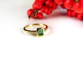 ring in geel goud gezet met smaragd en diamant