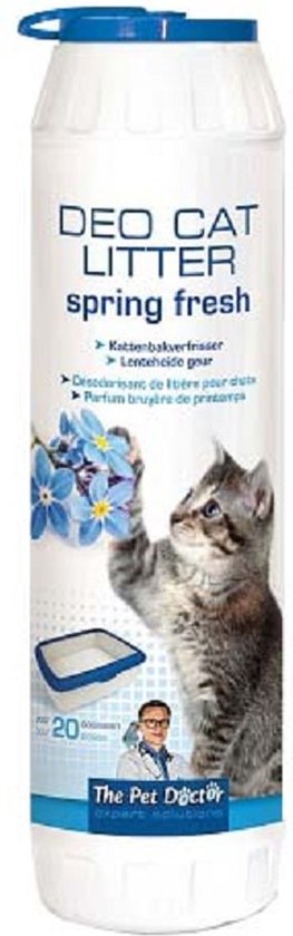 Een witte fles met een blauwe dop, met daarop een katje dat bloemen aanraakt. Tekst: 'DEO CAT LITTER spring fresh'.