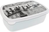 Broodtrommel Wit - Lunchbox - Brooddoos - Het schaken in het groot op een plein - zwart wit - 18x12x6 cm - Volwassenen
