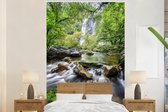 Behang - Fotobehang De hoge waterval stroomt via rotsblokken in het Klong Lan National Park naar beneden - Breedte 180 cm x hoogte 280 cm