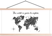 Wanddecoratie - Wereldkaart - Zwart - Quote - Schoolplaat - 150x75 cm - Textielposter - Textiel poster