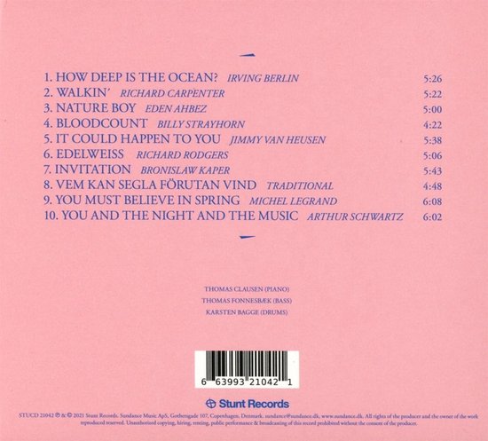 Roze achterkant van cd-hoes met tracklist en artiesteninformatie.