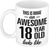 This is what an awesome 18 year old looks like - cadeau koffiemok - beker - 300 ml - verjaardag 18 jaar - kado mok / beker