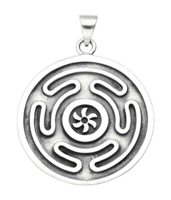 Zilveren hanger met een cirkelvormig labyrint in de Hecate-stijl. In het midden een klein wiel met vier bladen.