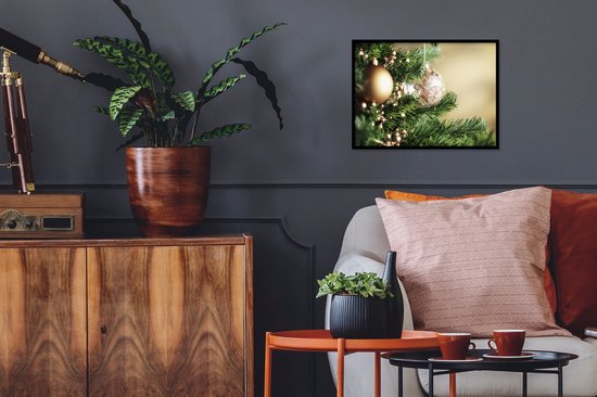 Photo dans le cadre - Gros plan des décorations de Noël dans le cadre photo sapin de Noël noir sans passe-partout 40x30 cm - Affiche sous cadre (Décoration murale salon / chambre)