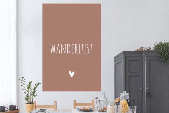Affiche citation anglaise Wanderlust avec un coeur sur fond marron - 120x180 cm XXL