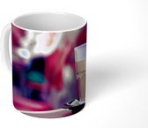 Mok - Close-up van een latte macchiato met een vervaagde achtergrond - 350 ML - Beker