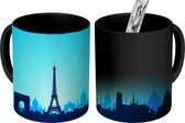 Magische Mok - Foto op Warmte Mok - de Eiffeltoren op een lichtblauwe achtergrond - 350 ML
