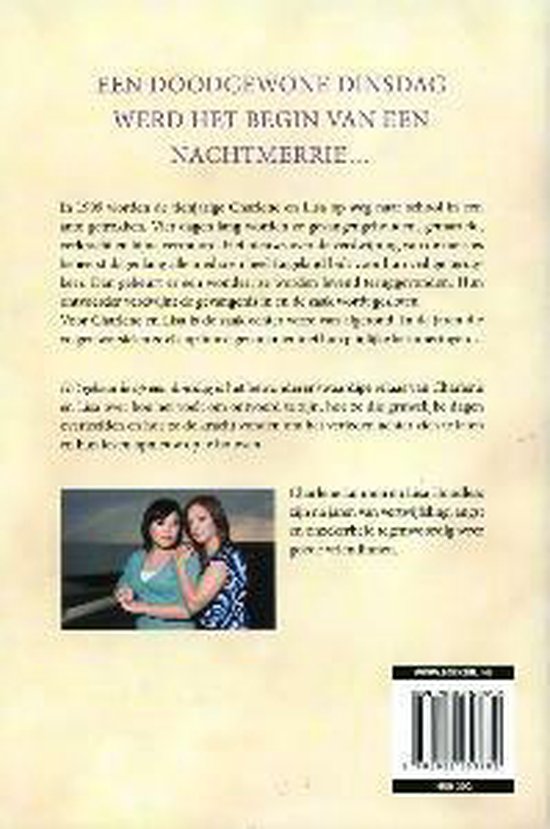 Twee meisjes, Caroline en Lisa, poseren op deze foto voor de achterkant van het boek 'Het gebeurde op een dinsdag'.