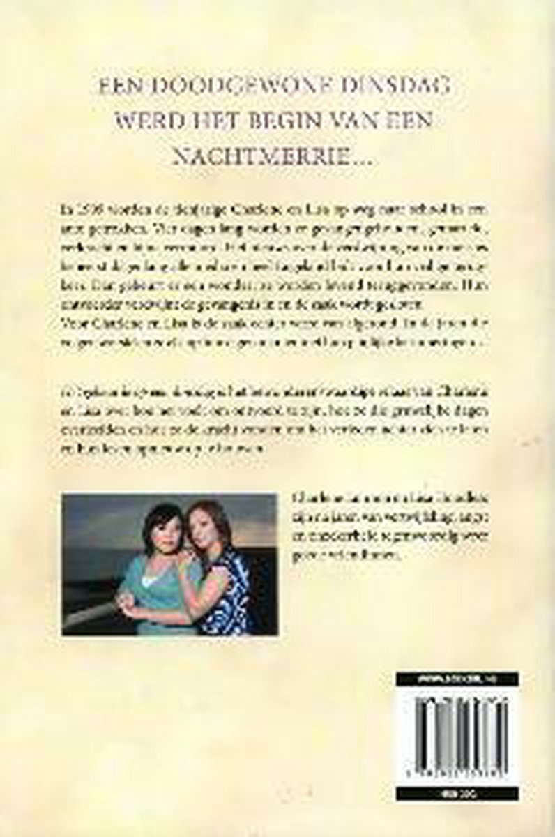 Twee meisjes, Caroline en Lisa, poseren op deze foto voor de achterkant van het boek 'Het gebeurde op een dinsdag'.