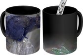 Magische Mok - Foto op Warmte Mok - Eekhoorn - Boomstam - Sneeuwvlok - Zwart - 350 ML