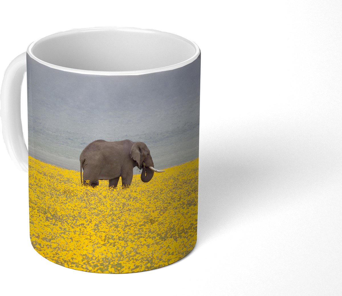 Mok - Koffiemok - Olifant in een geel bloemenveld - Mokken - 350 ML - Beker - Koffiemokken - Theemok