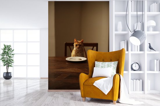 Behang - Fotobehang Kat - Eettafel - Bord - Breedte 200 cm x hoogte 300 cm