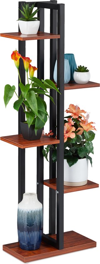Zwart metalen staande plantenstandaard met 5 bruine houten planken, decoratief met planten en vazen.