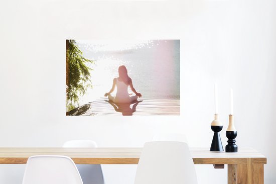 Une femme pratique le yoga sur une jetée Poster 60x40 cm - Tirage photo sur Poster (décoration murale salon / chambre)