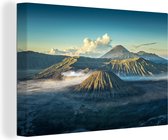 Canvas Schilderij Bromo vulkaan in de mist - 60x40 cm - Wanddecoratie