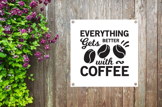 Affiche de jardin - Citation de Café Tout s'améliore avec un café sur fond blanc - 50x50 cm