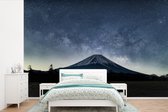 Behang - Fotobehang De Japanse vulkaan de Fuji tijdens de nacht - Breedte 390 cm x hoogte 260 cm