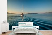 Behang - Fotobehang Eenzame zeilboot in Griekenland - Breedte 390 cm x hoogte 260 cm