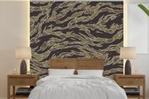Behang - Fotobehang Camouflage patroon met strepen - Breedte 350 cm x hoogte 350 cm