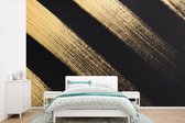 Behang - Fotobehang Gouden verfstrepen op een zwarte achtergrond - Breedte 330 cm x hoogte 220 cm
