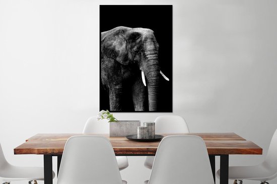 Fotolijst incl. Poster Zwart Wit- Olifant met tegen zwarte achtergrond - zwart wit - 80x120 cm - Posterlijst