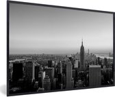 Fotolijst incl. Poster Zwart Wit- Skyline van New York met een zonsondergang - zwart wit - 60x40 cm - Posterlijst