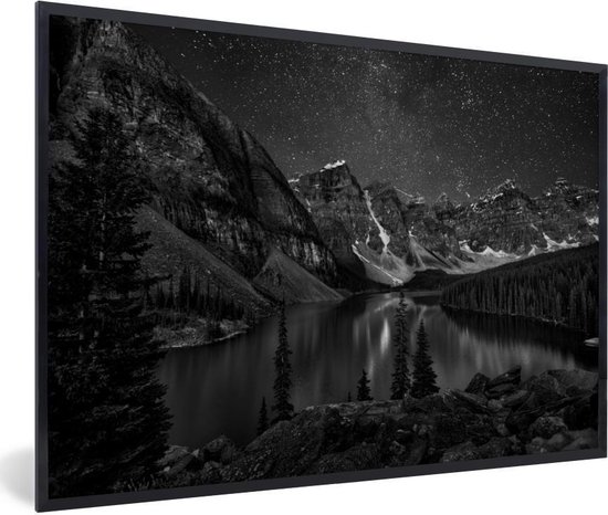 Fotolijst incl. Poster Zwart Wit- Moraine Lake bij nacht bij Nationale park van Banff in Canada - zwart wit - 90x60 cm - Posterlijst