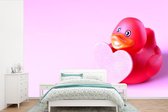 Papier peint photo peint photo vinyle - Canard de bain rouge avec un coeur rose largeur 360 cm x hauteur 240 cm - Tirage photo sur papier peint (disponible en 7 tailles)