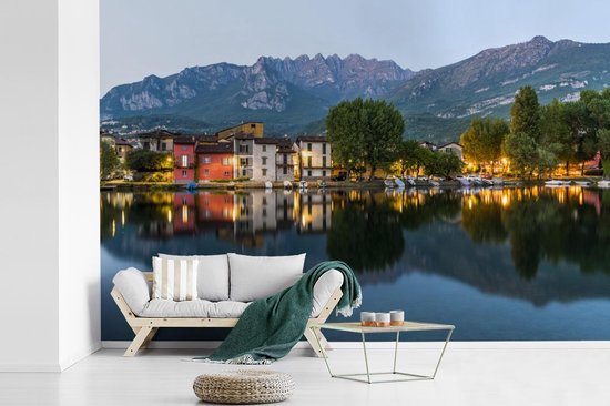 Papier peint Papier peint photo en vinyle - La vie nocturne de Lecco au bord du lac de Côme largeur 360 cm x hauteur 240 cm - Tirage photo sur papier peint (disponible en 7 tailles)
