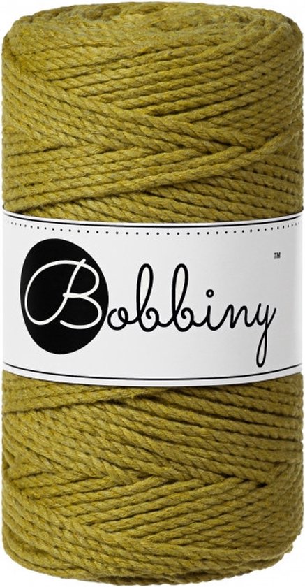 Bobbiny Macramé garen, Triple Twist 3mm, kleur Kiwi. Het garen is op een rol gewikkeld met een Bobbiny logo.