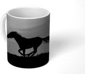 Mok - Wild mustang galopperend in de zonsondergang. - zwart wit - 350 ML - Beker