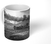 Mok - Zwart-wit foto van een stoomtrein over een brug - zwart wit - 350 ML - Beker