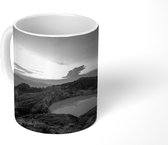 Mok - Een helder kratermeer in het nationaal park Kelimutu in Indonesië - zwart wit - 350 ML - Beker