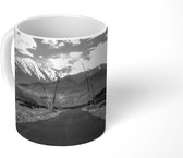 Mok - Eindeloze weg richting de Himalaya - zwart wit - 350 ML - Beker