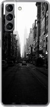 Geschikt voor Samsung Galaxy S21 hoesje - Auto rijdt door een rustige straat in New York in zwart-wit - Siliconen Telefoonhoesje